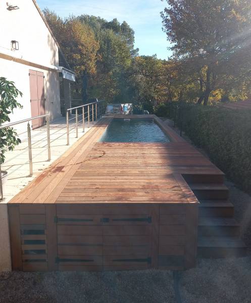 Piscine en bois sur mesure de type couloir de nage, d'une dimension de 8.45 m x 3 m dans le département des Bouches-du-Rhône